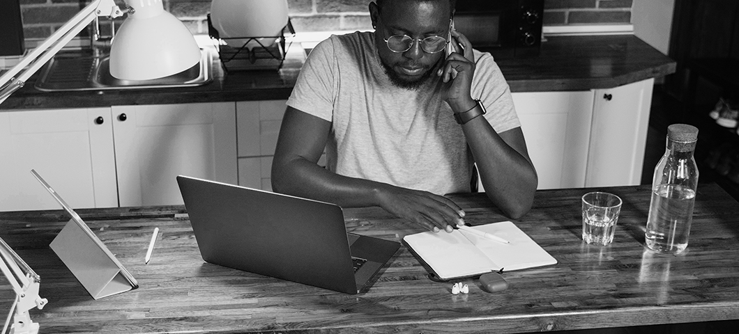 Man jobbar i hemmakontoret