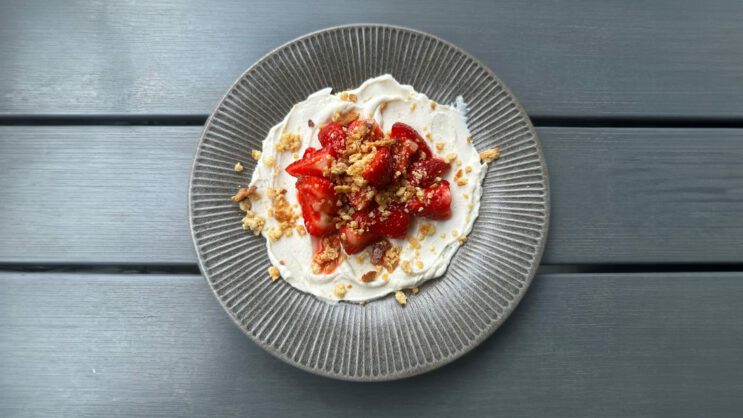 Enkel sommardessert med marinerade jordgubbar, mascarponekräm och rostad vit choklad.