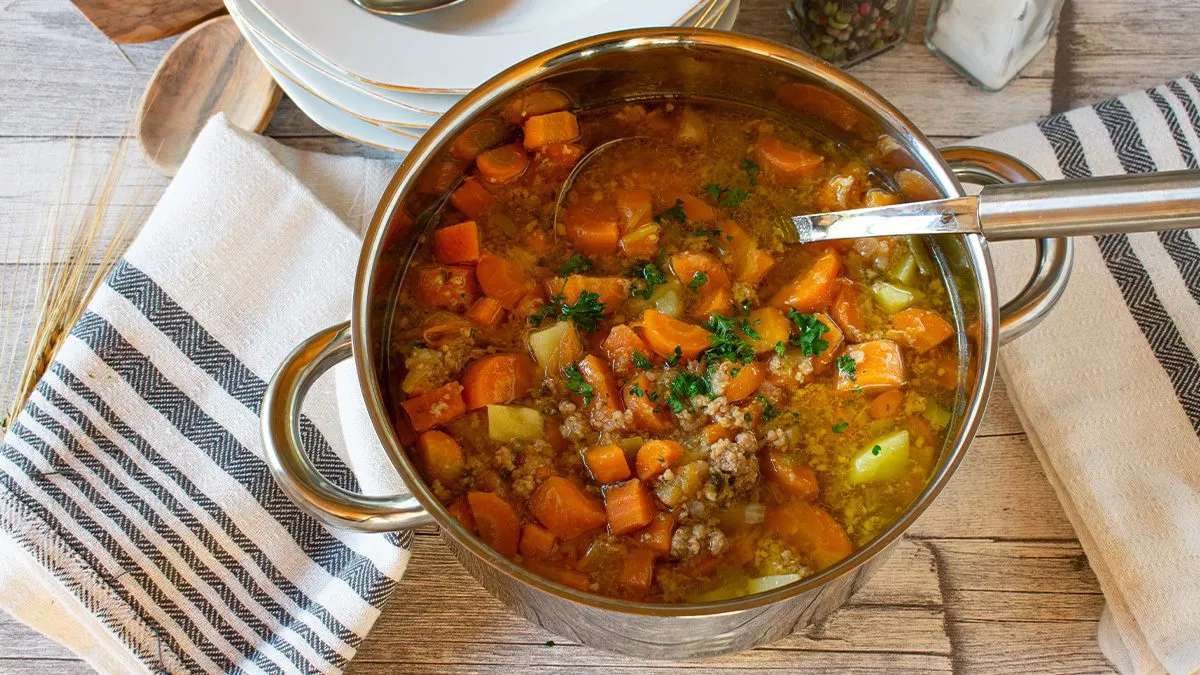 Höstgryta matlagning vegetarisk maträtt kastrull potatis rotfrukter