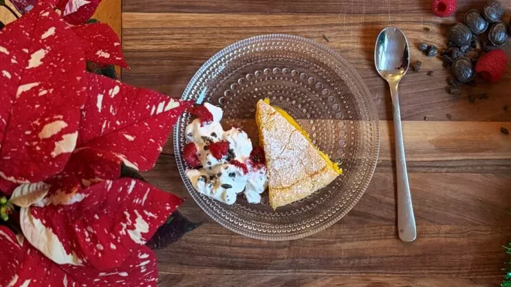 Saffrans- och romkladdkaka med hallon- och lakritsgrädde.