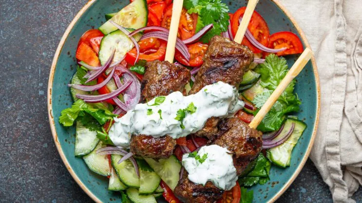 Ćevapčići-spett med<br> grön chili-tzatziki.